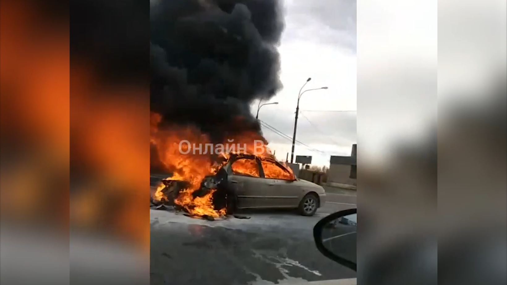 Иномарка загорелась после столкновения с автобусом на выезде из Вологды